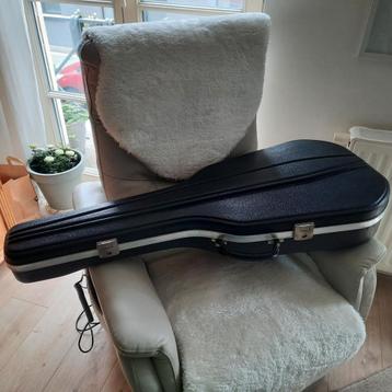 Zwarte gitaarkoffer Flightcase met sleutelslot beschikbaar voor biedingen