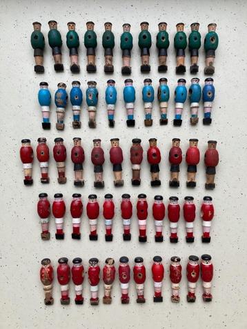 Vintage/Antieken houten voetbalfiguren voor tafelvoetbal beschikbaar voor biedingen