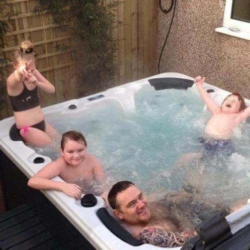 Petite piscine jacuzzi neuf Eclairage ambiance multicolour, Tuin en Terras, Bielzen en Borduren, Nieuw, Ophalen