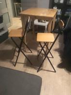 Hoge keukentafel met 2 krukken te koop.