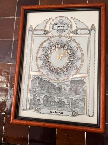 Horloge fixee sur verre avec gravures  disponible aux enchères