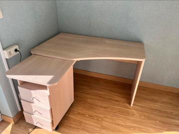 Houten bureau en cd kast beschikbaar voor biedingen