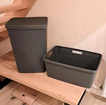 2 grijze wasmanden van Curver beschikbaar voor biedingen
