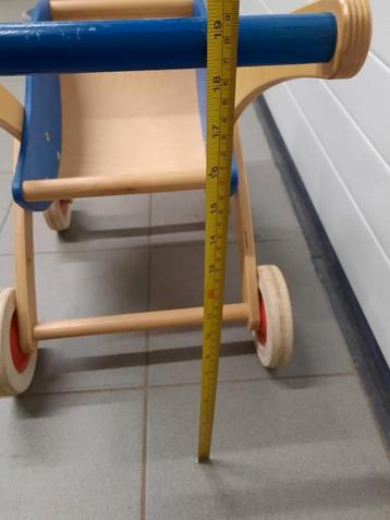 Houten kinderwagen beschikbaar voor biedingen