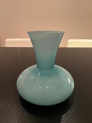 Empoli Glas jaren 60 vaas, Opaline licht blauw en wit beschikbaar voor biedingen