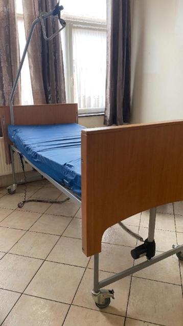 Lit médicalisé électrique avec matelas, Enlèvement, Utilisé