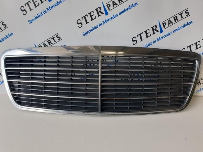 Calandre d'un Mercedes E-Klasse, Autos : Pièces & Accessoires, Carrosserie & Tôlerie, Mercedes-Benz, Utilisé, 3 mois de garantie