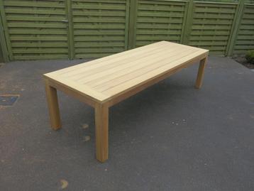 belle table de jardin en teck de 2m40 à vendre