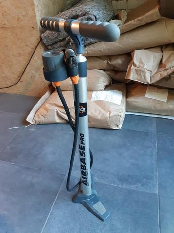 Fietspomp sks airbase pro, Fietsen en Brommers, Ophalen, Zo goed als nieuw
