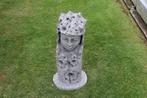 Standbeeld van een gezicht in imitatie van een boomstam in s, Tuin en Terras, Ophalen, Nieuw, Steen, Overige typen