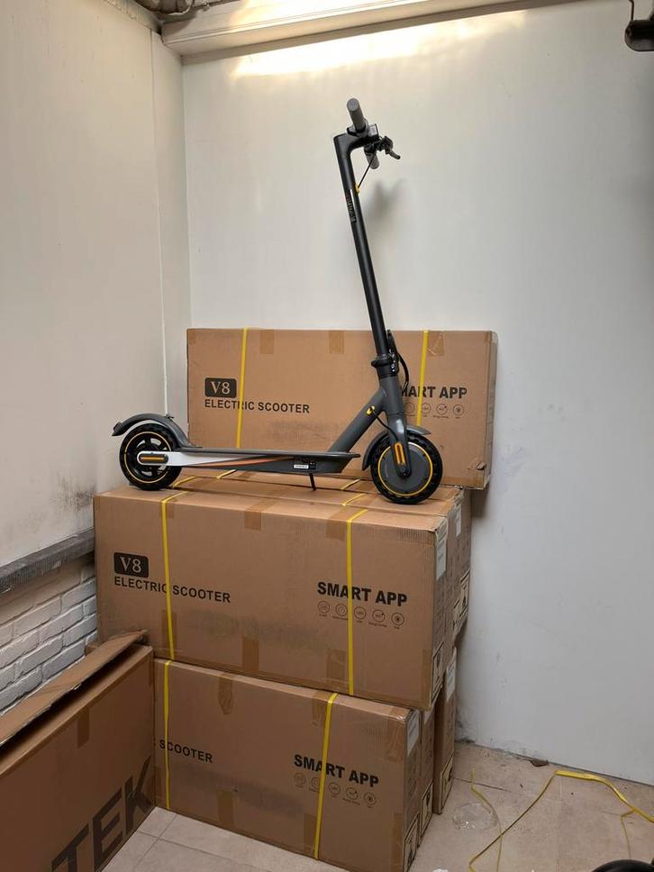 Elektrische Steppen / Nieuw In Doos / V8 / 25 Km / H/, Fietsen en Brommers, Steps, Nieuw, Ophalen