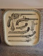 Metalen dienblad Fornasetti - pistool dienblad - gun tray, Ophalen of Verzenden, Gebruikt, Vierkant, Metaal