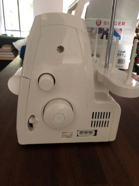 chanteur overlock, Hobby & Loisirs créatifs, Machines à coudre & Accessoires, Comme neuf, Surjeteuse, Singer, Enlèvement ou Envoi