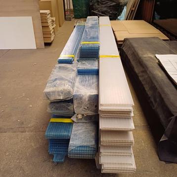 Semi transparante kanaalplaten (blauw) beschikbaar voor biedingen