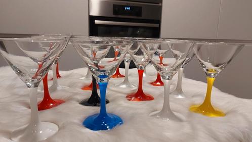 8 verres à martini/verres à cocktail vintage sur bases colo, Collections, Verres & Petits Verres, Comme neuf, Enlèvement ou Envoi