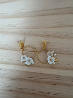 Gouden oorringen en parelmoerbloemen, Handtassen en Accessoires, Oorbellen, Ophalen of Verzenden, Nieuw, Goud, Goud