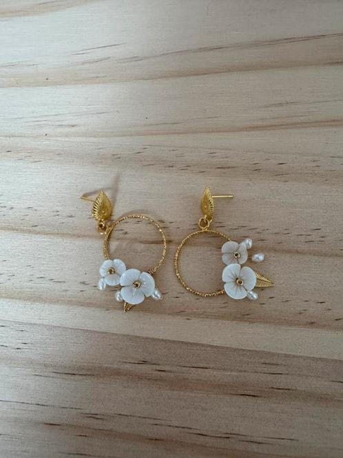 Gouden oorringen en parelmoerbloemen, Handtassen en Accessoires, Oorbellen, Nieuw, Goud, Goud, Ophalen of Verzenden