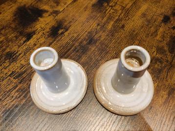 Set van 2 handgemaakte keramieken kandelaars   beschikbaar voor biedingen
