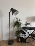 Staanlamp grijs Ikea, Huis en Inrichting, Lampen | Vloerlampen, Ophalen, Zo goed als nieuw