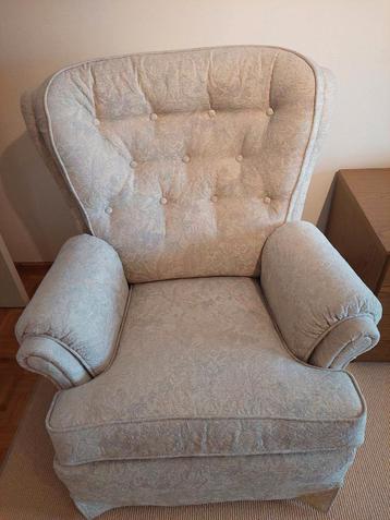 Twee retro fauteuils in ecrutinten beschikbaar voor biedingen