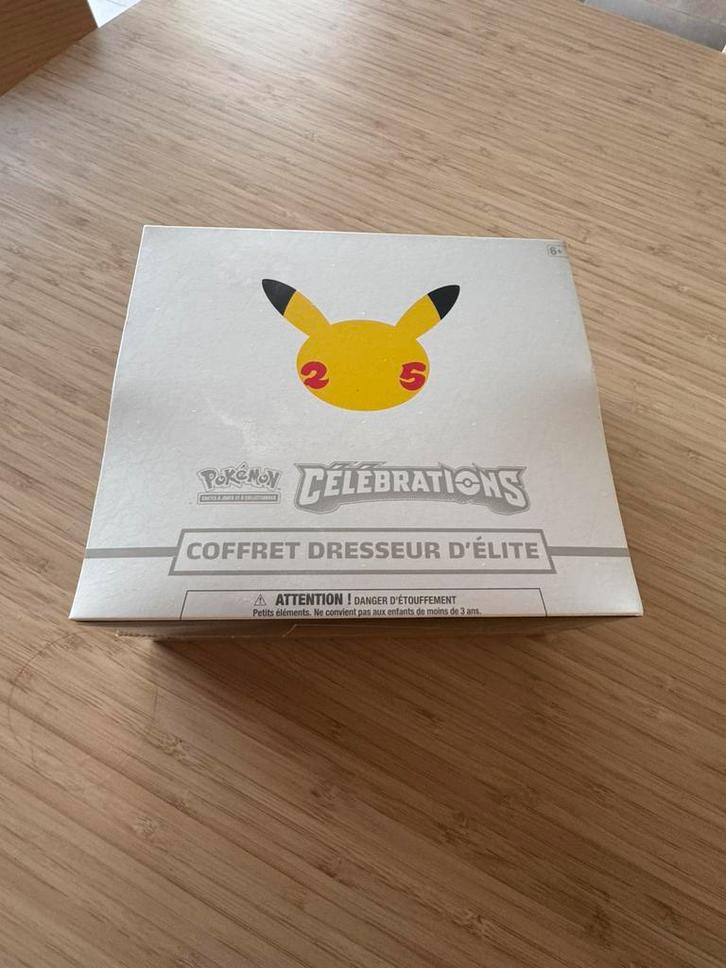 Etb celebrations 25ans fr, Hobby & Loisirs créatifs, Jeux de cartes à collectionner | Pokémon, Comme neuf, Enlèvement