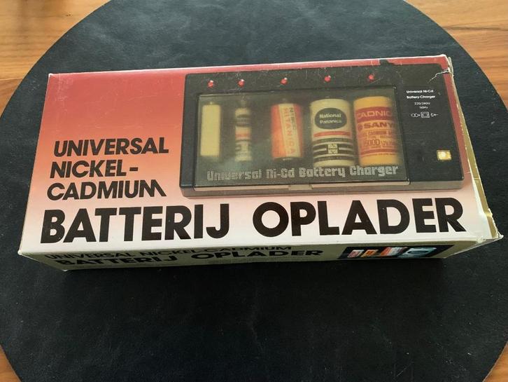 UNIVERSAL NICKEL -cadmium  BATTERIJ OPLADER, Audio, Tv en Foto, Opladers, Zo goed als nieuw, Ophalen of Verzenden