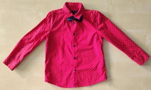 Mooi rood hemd met strikje, maat 110, Kinderen en Baby's, Kinderkleding | Maat 110, Zo goed als nieuw, Jongen, Overhemd of Blouse