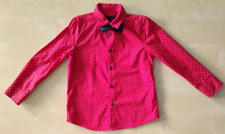 Mooi rood hemd met strikje, maat 110, Kinderen en Baby's, Kinderkleding | Maat 110, Zo goed als nieuw, Jongen, Overhemd of Blouse