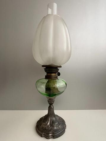 Franse petroleumlamp circa 1900 groen / frosted glas beschikbaar voor biedingen