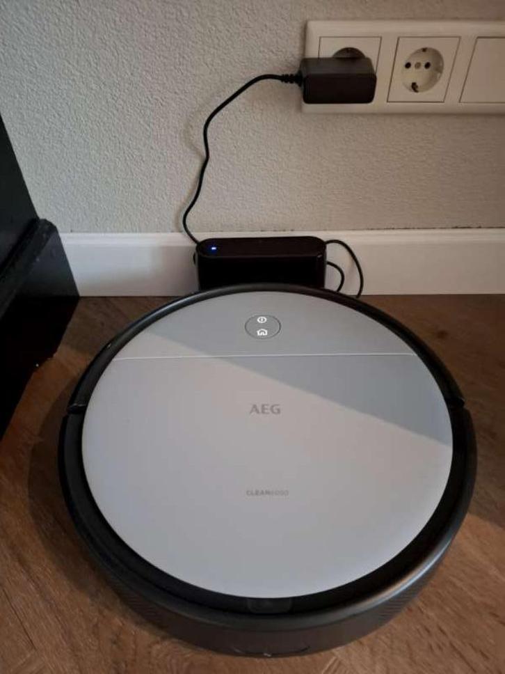 Robotstofzuiger AEG Clean 6000, Elektronische apparatuur, Stofzuigers, Zo goed als nieuw, Robotstofzuiger, 2000 watt of meer, Reservoir