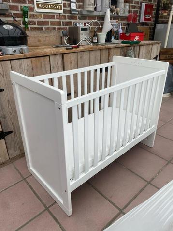 Wit babybedje met matras  beschikbaar voor biedingen