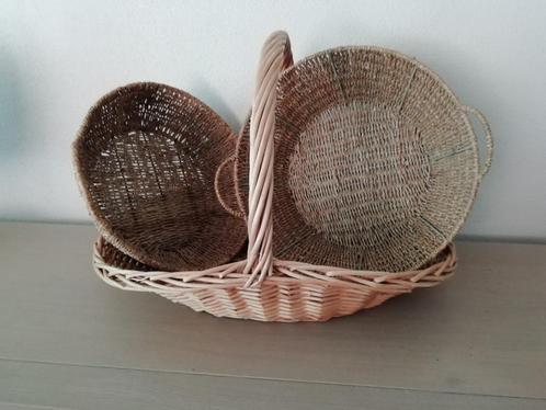 Manden in riet / raffia? Presentatiemanden kadomanden, Huis en Inrichting, Woonaccessoires | Schalen en Manden, Zo goed als nieuw