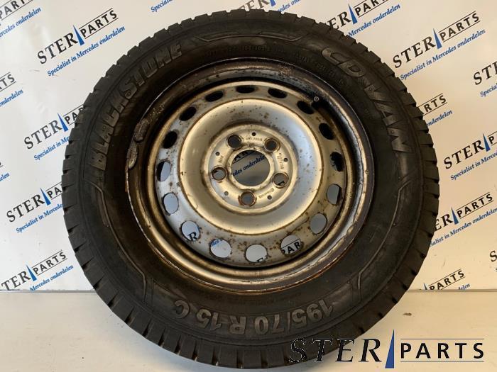 Velg + Band van een Mercedes Vito, Auto-onderdelen, Banden en Velgen, Personenwagen, Gebruikt, 3 maanden garantie, Ophalen of Verzenden