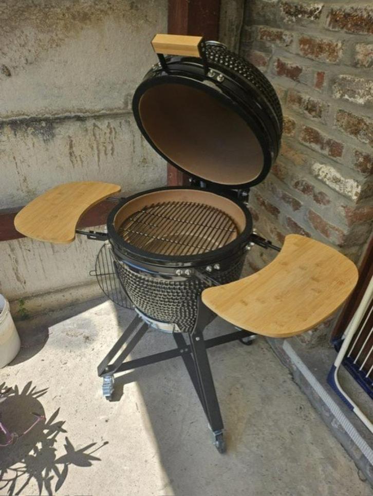 Japans barbecuemerk Kamado rood nieuw (verpakt), Tuin en Terras, Houtskoolbarbecues, Nieuw, Met accessoires, Ophalen