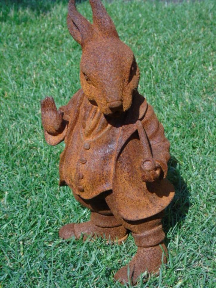 Een konijn heeft een pijp in een roestig gietijzeren pak, Tuin en Terras, Tuinbeelden, Nieuw, Dierenbeeld, Metaal, Ophalen