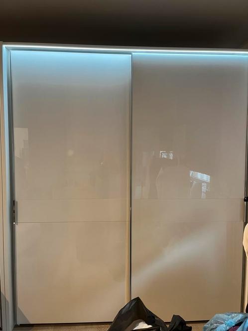 Kleerkast met 2 schuifdeuren en ledverlichting bovenaan, Huis en Inrichting, Kasten | Kleerkasten, Zo goed als nieuw, 200 cm of meer