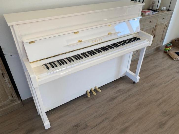 Akoestische buffetpiano Yamaha B2 - Ivoorkleurig, Muziek en Instrumenten, Piano's, Zo goed als nieuw, Piano, Wit, Hoogglans, Ophalen