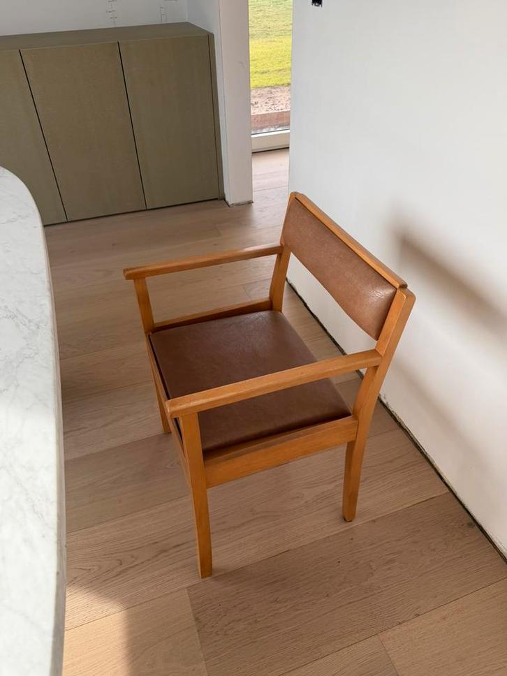 Authentieke kerkstoel met armleuningen – retro/vintage look, Huis en Inrichting, Stoelen, Gebruikt, Vijf, Zes of meer stoelen