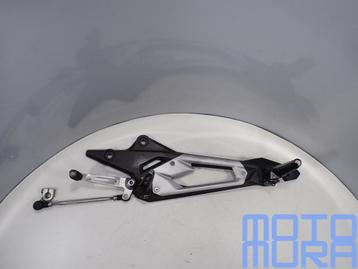 Voetsteun links voor de Kawasaki Z800 2012 - 2016 Z 800 link beschikbaar voor biedingen