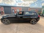 BMW 1 SERIE 118i ✅BLANCO GEKEURD //GARANTIE //CARPLAY MGLK, Auto's, 100 kW, Zwart, 3 cilinders, Onderhoudsboekje