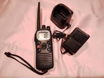 RAYMARINE VHF HAND MARIFOON 101E MET LAADADAPTER.  beschikbaar voor biedingen