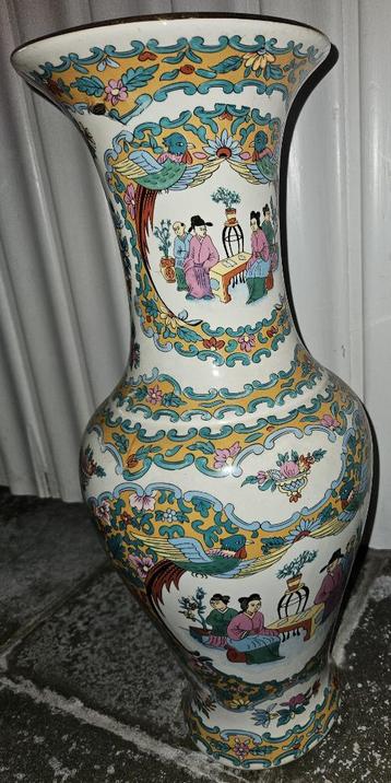 hoge vaas met chinese tekeningen op beschikbaar voor biedingen