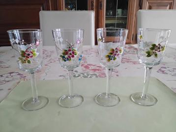 4 Speciale aperitief of wijnglazen op voet  beschikbaar voor biedingen