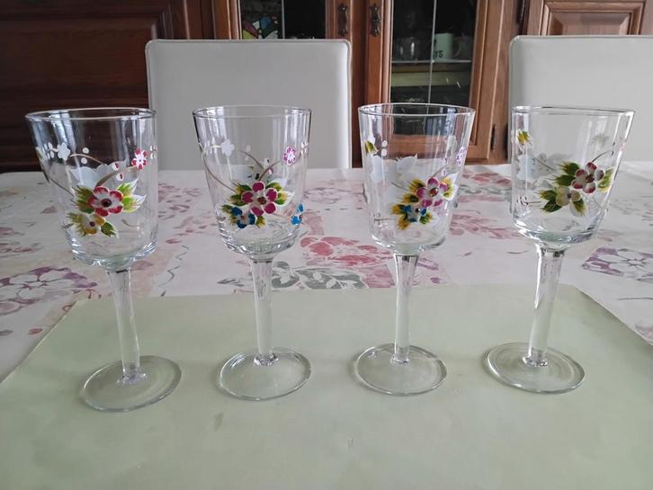 4 Speciale aperitief of wijnglazen op voet, Verzamelen, Glas en Drinkglazen, Nieuw, Ophalen