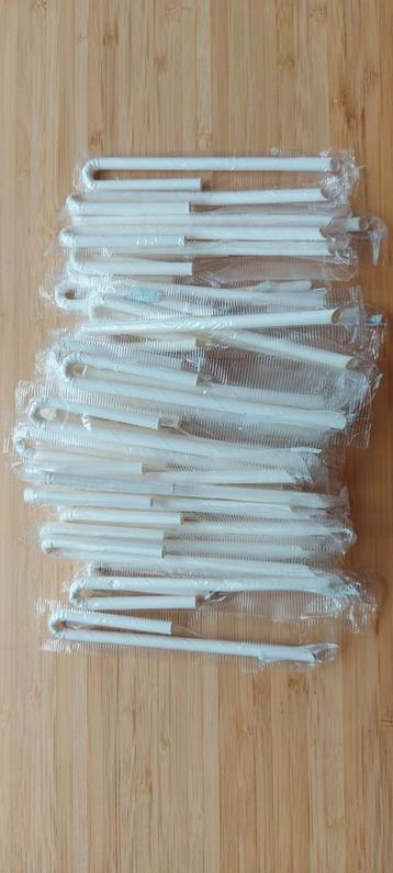 Gratis 60-tal ongebruikte kleine rietjes in plastiekjes beschikbaar voor biedingen