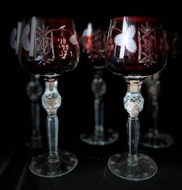 Roemer 5 grote bordeauxrood geslepen kristallen glazen beschikbaar voor biedingen