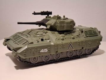 Tank met leger mannetjes en voertuigen beschikbaar voor biedingen