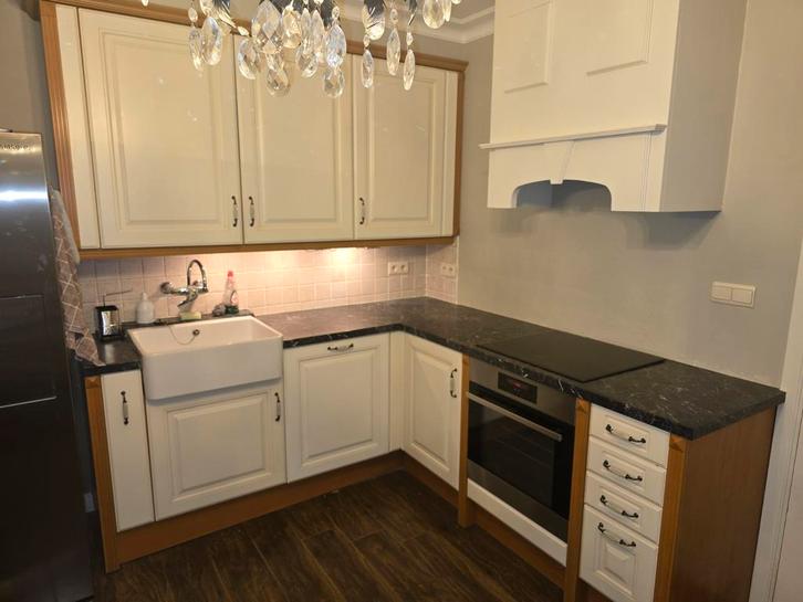 Hoekkeuken met inbouwapparatuur apparatuur, Huis en Inrichting, Keuken | Complete keukens, Gebruikt, Hoekkeuken, Crème, Hout, Ophalen