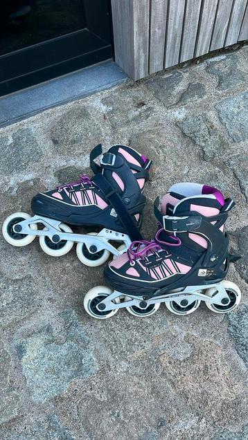 Roze rolschaatsen - lichte gebruiksporen funcioneert perfect beschikbaar voor biedingen