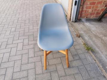 3 Eetkamer stoelen beschikbaar voor biedingen